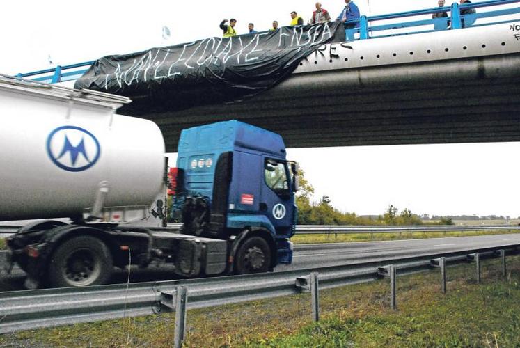 A Epannes, Chiché et Mazières-en-Gâtine, les agriculteurs ont déployé des banderoles disant leur opposition à l’écotaxe poids lourds, une mesure qui ne fera que pénaliser encore davantage la compétitivité des produits agricoles y compris les produits locaux. Cette taxe sera finalement suspendue.