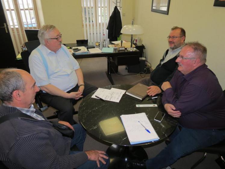 Philippe Dutruc, président du directoire de Séolis (en haut à gauche) recevait la Fnsea, représentée par (de gauche à droite): Gilles Morisset, Jean Luc Audé et Alain Chabauty, président.