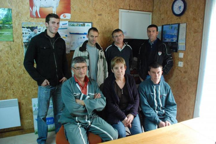 Au premier rang, Florent et Christine Souchard ainsi que leur fils, Mathieu. Au deuxième rang, deux jeunes agriculteurs voisins ainsi que les présidents cantonaux, Bruno Lepoivre et Alain Billerot.