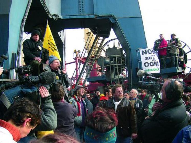 En janvier 2005, comme ici à Lorient, les opposants aux OGM avaient choisi de pister les importations de semences.