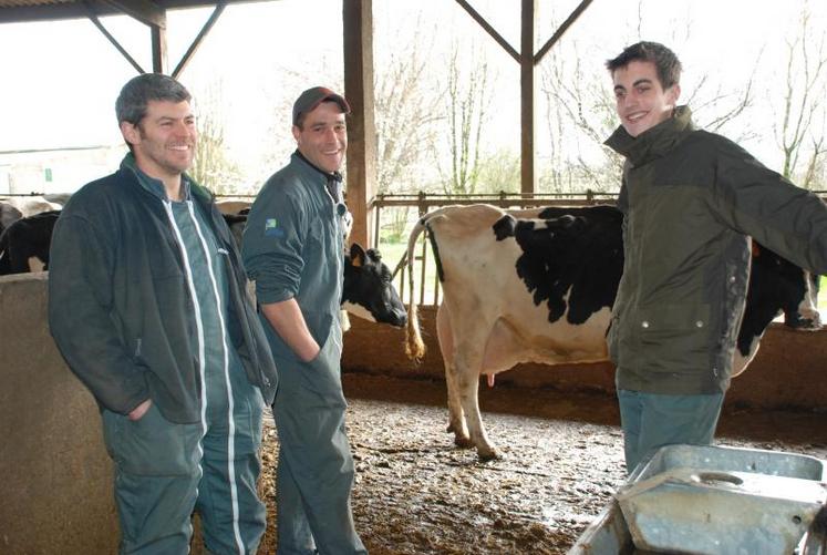 De gauche à droite : Xavier Paillaud, Emmanuel Audureau Cazas avec leur apprenti, Aubert Mercier.