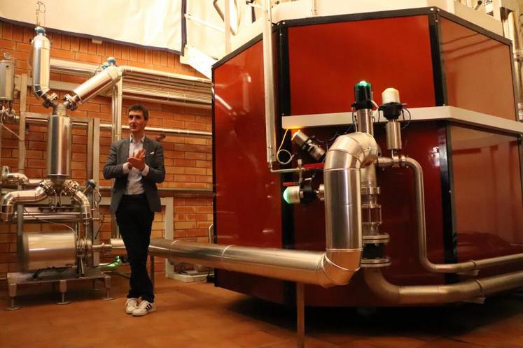 Un alambic charentais traditionnel est chauffé par des brûleurs au gaz naturel ou du propane. Martell teste une méthode de chauffe alternative à la vapeur, en installant sur un alambic traditionnel 
une boucle de chauffe externe.