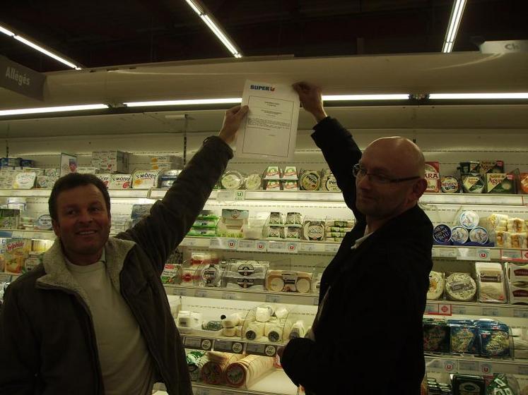 A Mauléon, Samuel Hérault (à droite), vice-président de la section caprine, a demandé comme ce fut le cas dans les autres enseignes visitées, que les affiches soient retirées du magasin.