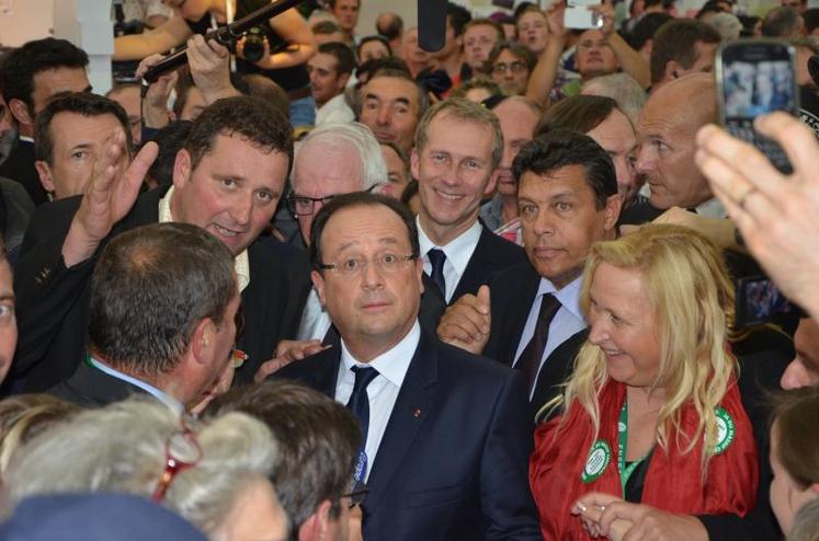 François Hollande a visité le Sommet de l'élevage 2013. Ici, il est en compagnie de Guillaume Garaud, de Xavier Beulin et de Karen Serres.