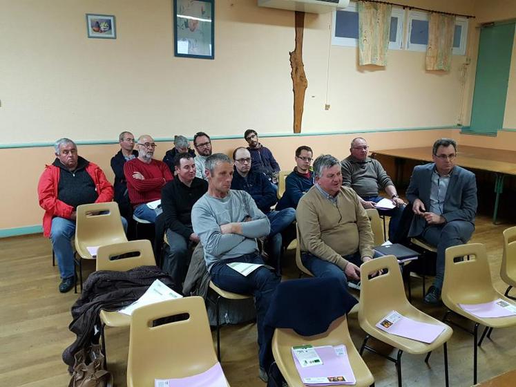Une quinzaine de maraîchers ont répondu à l’appel de Sébastien Bruand, le président du Syndicat des maraîchers de Charente.