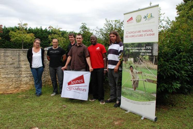 Agathe Henry (Afdi P.-Ch.), Emmanuel Bonnin (JA79), Antoine Fesneau (JA), Julien Chartier, (président de JA 79), Djimadoum Odingar et Guillaume Mandin, président de JA Poitou-Charentes.