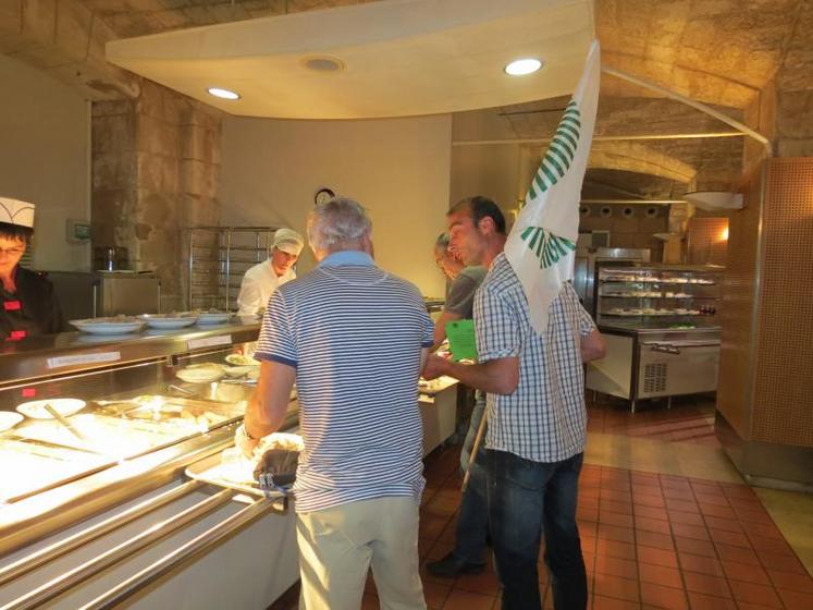 La délégation a été reçue par Nelly Lamberton, Responsable du restaurant qui a subi les foudres des producteurs quand elle a annoncé qu’au menu du jour, une blanquette de veau hollandais était servie !