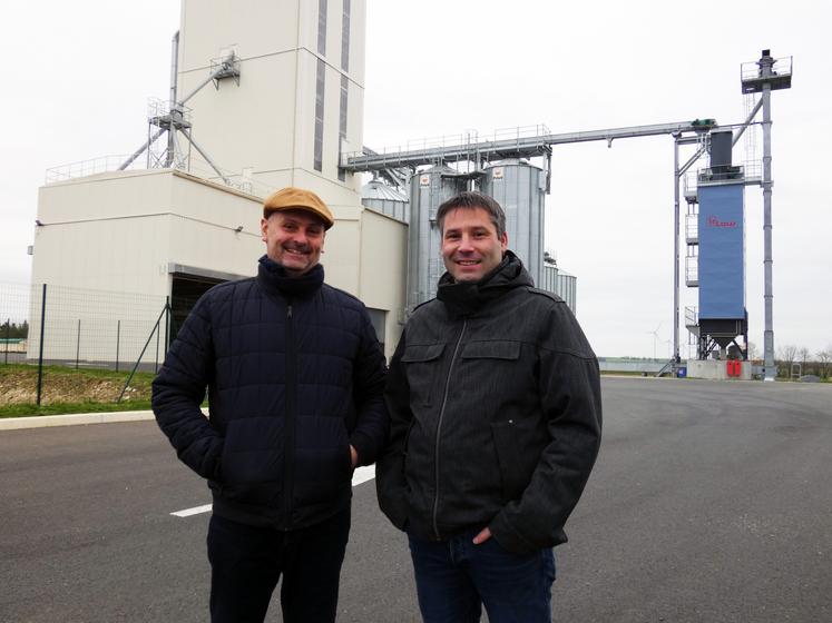 Philippe Doublet (président) et Vincent Fuseau-Barbarin (directeur), devant le silo moderne de la coopérative à Blanzac-les-Matha. 