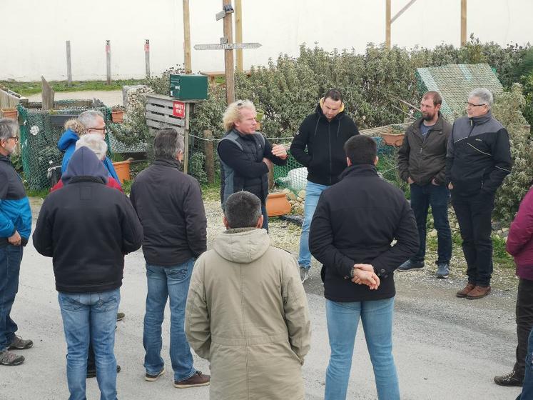 Les adhérents ont découvert l’activité conchylicole au contact de Benoît Durivaud, installé sur la commune de Marsilly.