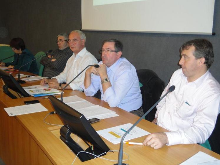 A la tribune les positions FNB présentées par Guy Hermouet, Pierre Chevalier, Jean-Pierre Fleury et Patrick Benezit.