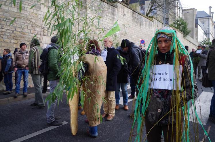 Plus d'une centaine de membres du collectif Bassines non merci ont essayé d'empêcher les signataires du protocole d'accord sur les réserves d'entrer dans la préfecture, à Niort.