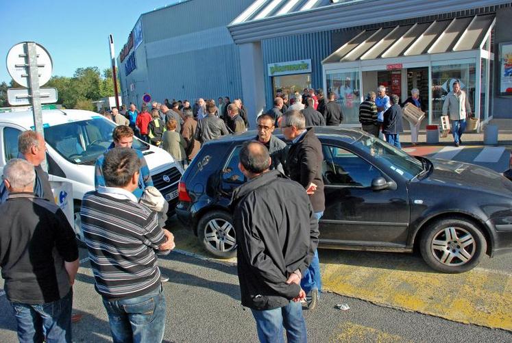 A Bressuire, les manifestants ont tenu le barrage jusqu’à midi.