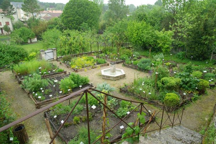 Les huit parterres du jardin médiéval de Dignac.