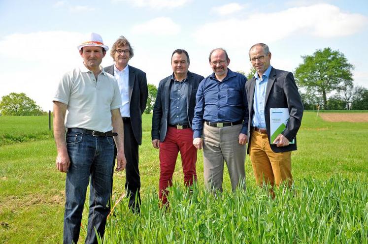 Les organisateurs de ce rendez-vous Grand Ouest Tech & bio dans une des parcelles du lycée Nature de La Roche-sur-Yon qui accueillera cet événement les 30 et 31 mai prochains.