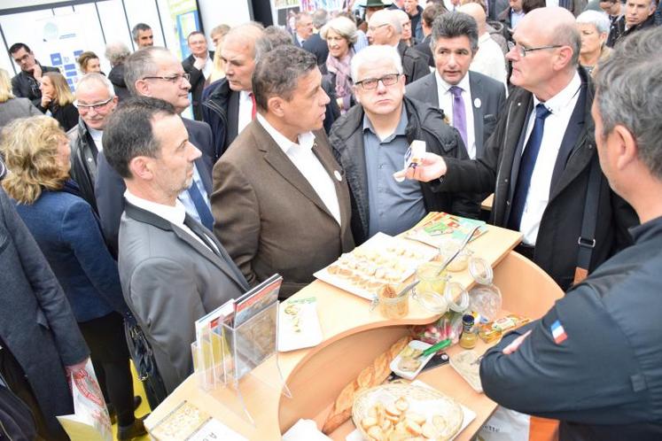La délégation officielle lors de l’inauguration de passage sur le stand Beurre Charentes-Poitou AOP.