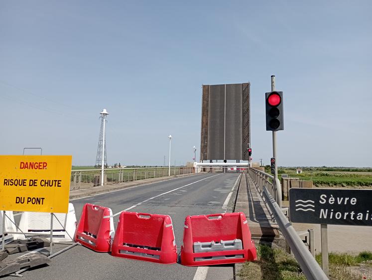 La rupture de la tête de vérin permettant le relevage du pont basculant aurait pu entraîner une catastrophe.
