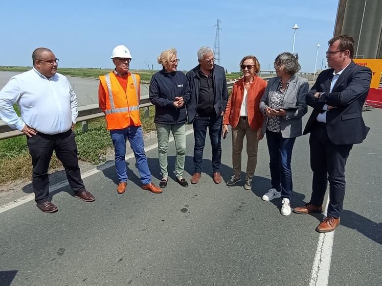 Les élus de Charente-Maritime et de Vendée se sont retrouvés au pied du pont mercredi 24 mai pour évoquer les travaux qui vont être menés dans le mois à venir.
