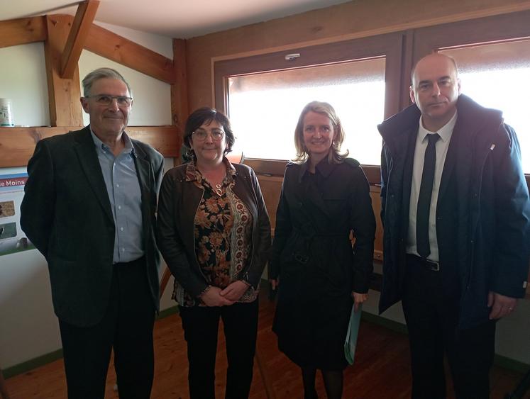 Jean-Bernard de Larquier (vice-président de la FDC17), Patricia François (maire de Breuil-Magné et conseillère départementale), Sylvie Marsilly et Lionel Pacaud (maire de Soubise) ont participé au lancement de la saison 2022 des Échappées nature.