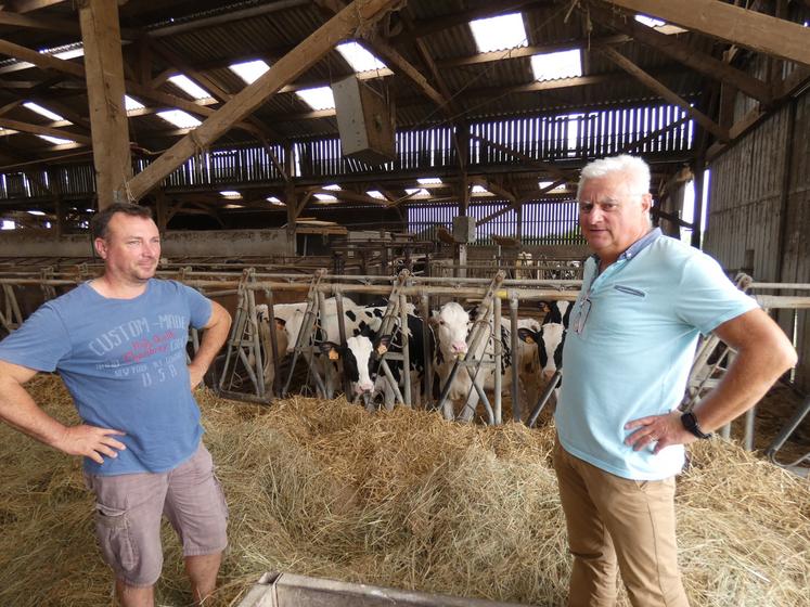 Sébastien Barreaud, éleveur du système DélegGénisses et Jean-Marc Geffard,  expert génisses à Seenovia. Deux-Sèvres, élevage, Agriculture