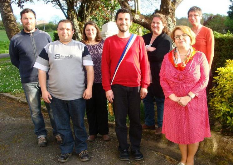 L’équipe municipale est composée de Franck Charpentier 
(1er adjoint), Anthony Enard, Sandrine Lory, Geoffroy Dudouit (maire), Sandra Mauguin, Gisèle Fuhri (2e adjointe), Marie-Hélène Dudouit.