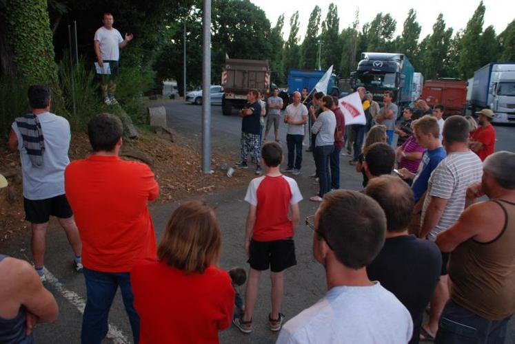 Patrice Coutin, vice-président de la Fnsea 79 et Julien Chartier, président de JA 79, devant l’entrée de la plateforme Intermarché de Gournay-Loizé, ont commenté les annonces du plan gouvernemental du 22 juillet.