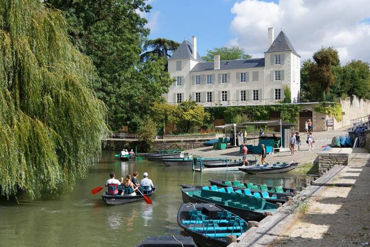 Le département vante actuellement, à Paris, la douceur de vivre maraîchine, grâce à un affichage
dans le métro. La capitale est à environ deux heures de Niort, en TGV.