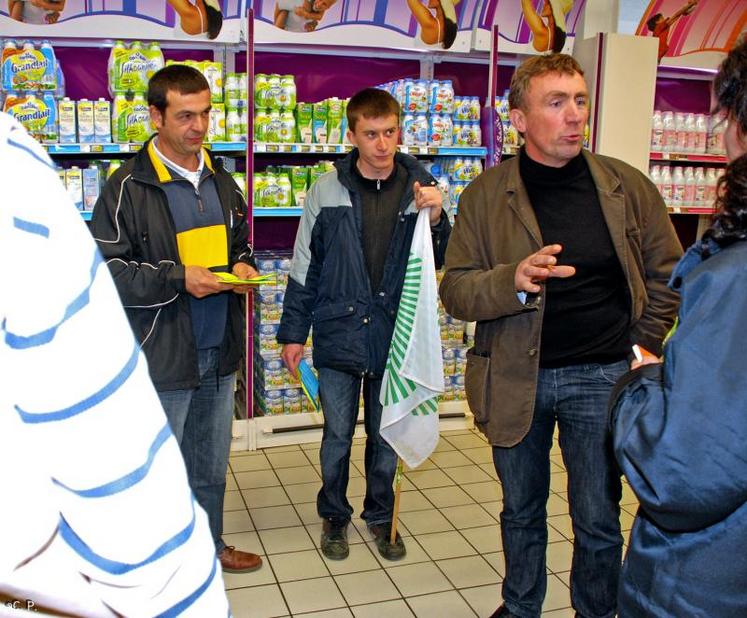 Alain Billerot (à gauche) et Christophe Limoges (à droite) en pleine discussion avec la responsable du rayon lait.