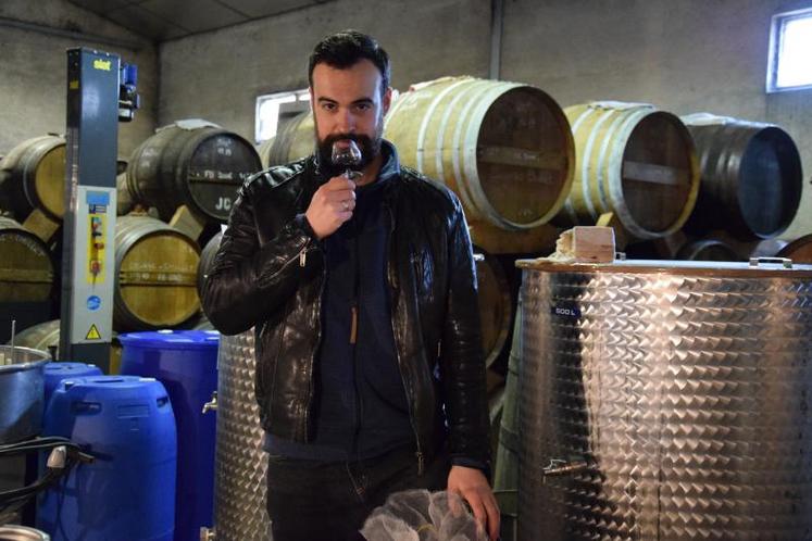 Romuald Vincent a repris la tradition familiale : l’élaboration d’une liqueur à base d’épine noire, de vin et de cognac créée par son grand-père à l’occasion de son mariage.