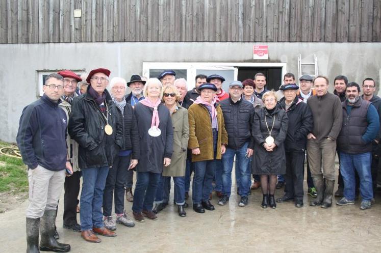 Une journée conviviale et instructive entre les confréries et les éleveurs chez Frédéric Bruneteau et Jérôme Pelletier.