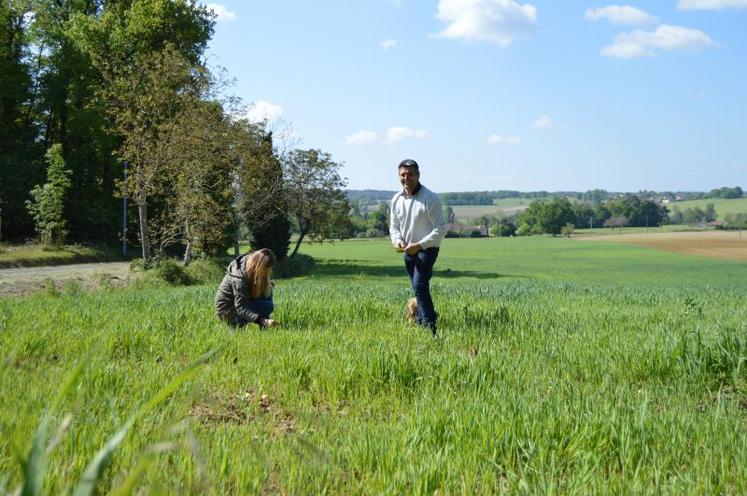 Marc Defaye, ici avec l’animatrice de la zone Natura 2000 Pauline Gillaizeau, souhaiterait planter des arbres et installer des ruches sur sa parcelle.