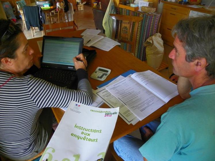 Yveline Boulot, enquêtrice référente pour le recensement agricole 2010, vient de débuter ses entretiens informatisés. Ici chez Jean-Luc Manguy à Londigny en Charente.