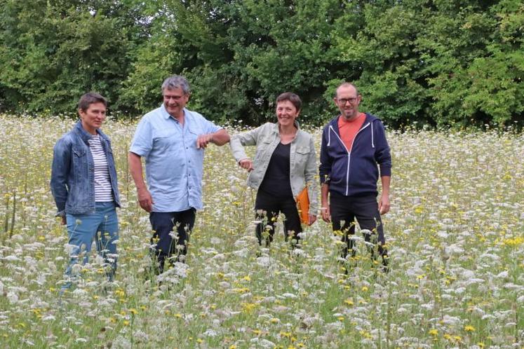 Fabienne et Dan Alligand (à droite) ont signé le bail agricole 
avec le maire de Marsac Jean-Louis Fouchier, et Mathilde Minaud, élue à la commission Agriculture et Environnement.