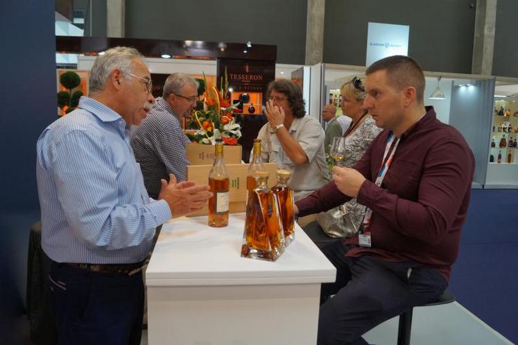 Jean-Paul Giraud (à gauche) a tenu un stand au salon Vinexpo de Bordeaux.