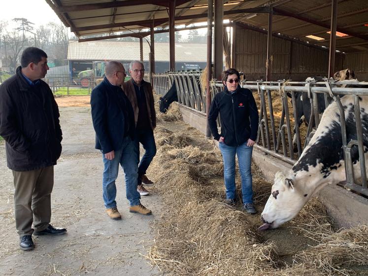 Les représentants des trois intercommunalités ont échangé avec Élodie Dubut, exploitante à Saint-Georges-des-Coteaux.