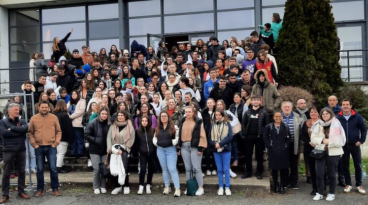 Près de 220 personnes, dont 180 jeunes ont participé à la journée « Ouverture vers le monde ». 