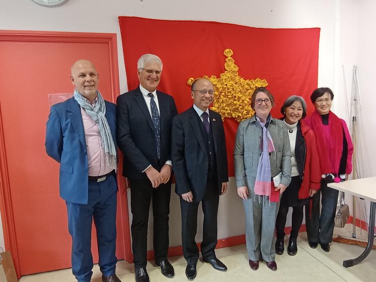 L'ambassadeur du Vietnam a été reçu par les représentants de l'Agrocampus de Saintonge et les représentants de l'association Vietnam 17.