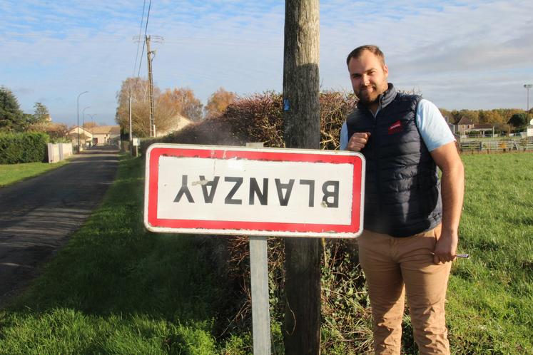 Quelques tours de clef ont suffi pour que Romain Provost, président de JA 86, retourne le panneau à l'entrée de sa commune.