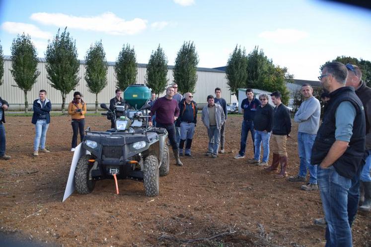 Un distributeur de granulés est installé sur le quad pour faciliter les interventions.