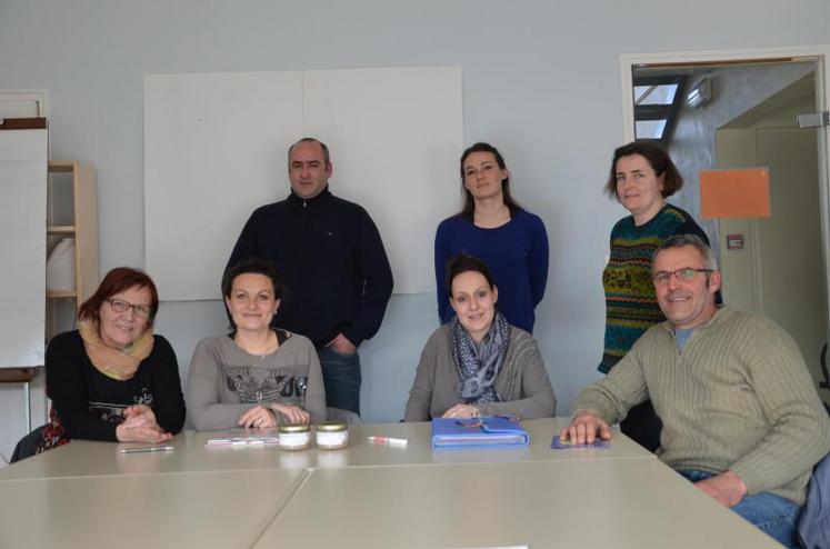 Rachel et Aurélien Chevreau, installés depuis un an et demi, et Cécile Catelain, installée depuis 6 mois, font partie des producteurs de fromages qui s'intéressent à Résalis.