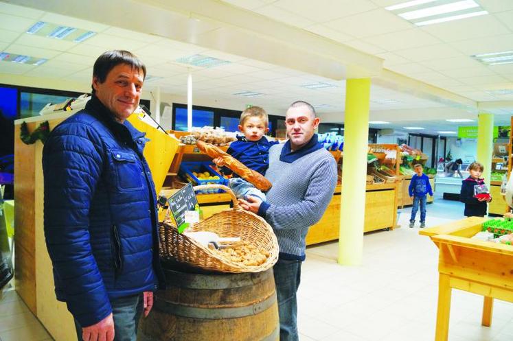 La Belle Fermière (à gauche, Didier Lérisson, coprésident) cohabite avec Blé News, représentée par Alexandre Fleurant et son fils Nicolas, futur boulanger.