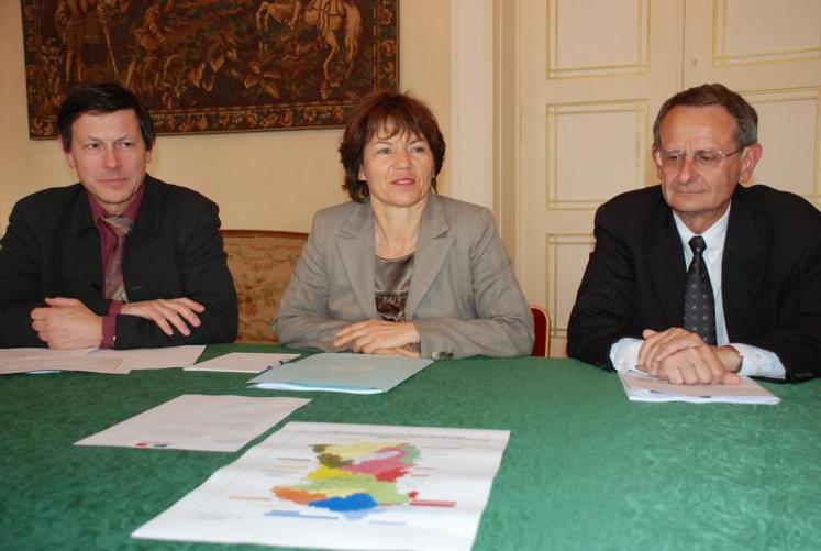 Jean-Jacques Pailhas, directeur adjoint de la DDEA ; Christiane Barret, préfète des Deux-Sèvres et Jean-Claude Pétureau, DDEA.