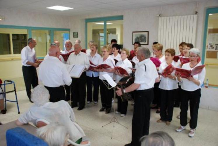 Maurice (à gauche sur la photo ) , animateur de la chorale, lors d’une prestation à la maison de retraite de Moncoutant, le 22 mai.