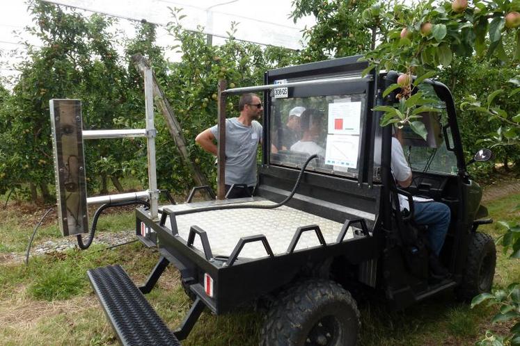 Un système de caméras embarquées pour évaluer le nombre et le calibre des fruits a été testé devant 350 personnes. Si la machine est fiable pour le comptage des fruits, elle l’est en revanche un peu moins sur les prévisions de calibre.