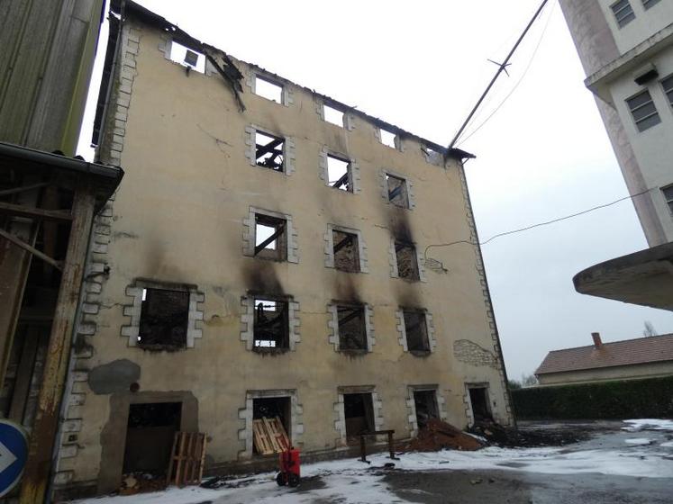 De l'ancien bâtiment, il ne reste plus qu'une carcasse qui doit être rapidement démolie pour éviter un effondrement qui endommagerait les structures adjacentes.