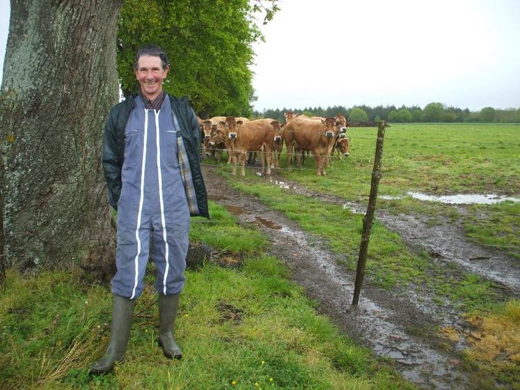 Daniel Juin élève 80 vaches allaitantes parthenaises en système naisseur-engraisseur à Beaulieu-sous-Parthenay.