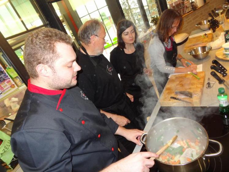Les cours de cuisine de Guillaume Grolleau ( à gauche) peuvent accueillir jusqu’à six élèves simultanément.