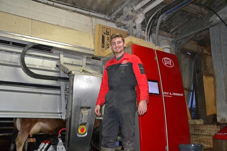 Andrew James n’a pas froid aux yeux ! Le jeune agriculteur n’a pas hésité à se dévêtir pour s’afficher dans le calendrier 2018 des JA de Charente.