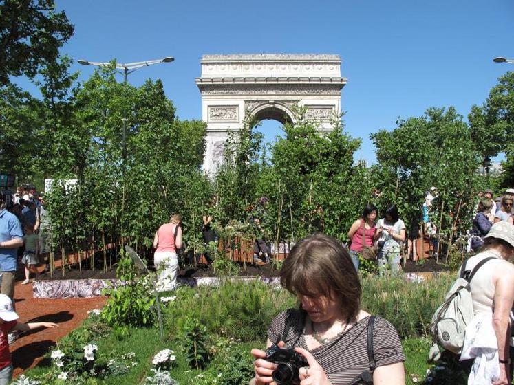 Trois hectares de nature et de cultures ont envahi les Champs-Elysées.