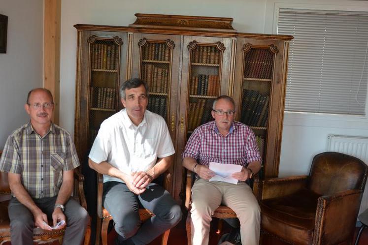 De gauche à droite, Jean-Marie Delage, président de Chambre de la Haute-Vienne (éleveur bovin) ; Luc Servant, président de la Chambre Régionale de Poitou-Charentes (céréalier) et Dominique Graciet, président de la Chambre régionale d’Aquitaine (polyculteur-éleveur). Lors de la session d’installation, les 150 élus des Chambres régionales devront faire leur choix entre un céréalier ou un polyculteur-éleveur pour diriger le réseau Chambre d’agriculture de la nouvelle ...
