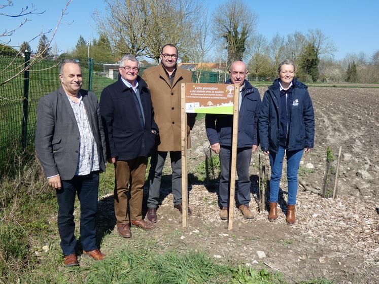 De gauche à droite : Philippe Bodet, maire de St-Pierre-d'Amilly ; Jean Gorioux, président de la communauté de communes Aunis Sud ; Cédric Tranquard, président de la Chambre d'agriculture 17 ; Gilles Gay, vice-président du Conseil départemental de la Charente-Maritime en charge de l'agriculture ; Sylvie Marcilly, présidente du Conseil départemental de la Charente-Maritime.